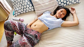 Cuộc Truy Tìm Cực Khoái – Nàng Thái Lan May Thai Dùng Máy Rung đắm Chìm Trong Trận Mưa Cực Sướng