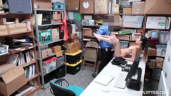 Cô Nàng Gợi Cảm Bị Đóng Đinh