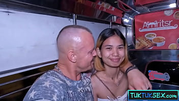 Cô Bé Thái Nhỏ Nhắn Bị Tài Xế Tuk Tuk Chở đi địt Nhau ở Pattaya